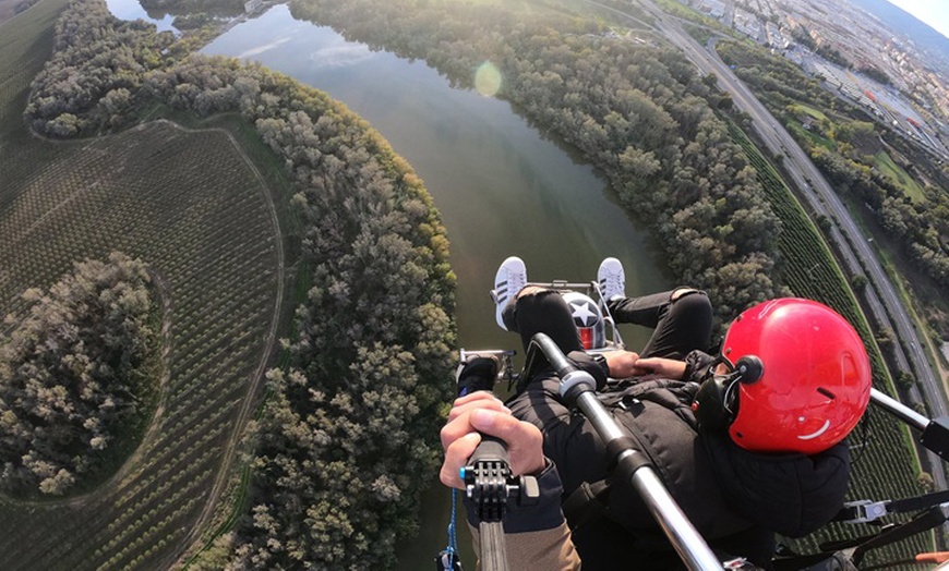 Image 3: Bautismo de vuelo en parapente sobrevolando el Guadalquivir y Córdoba