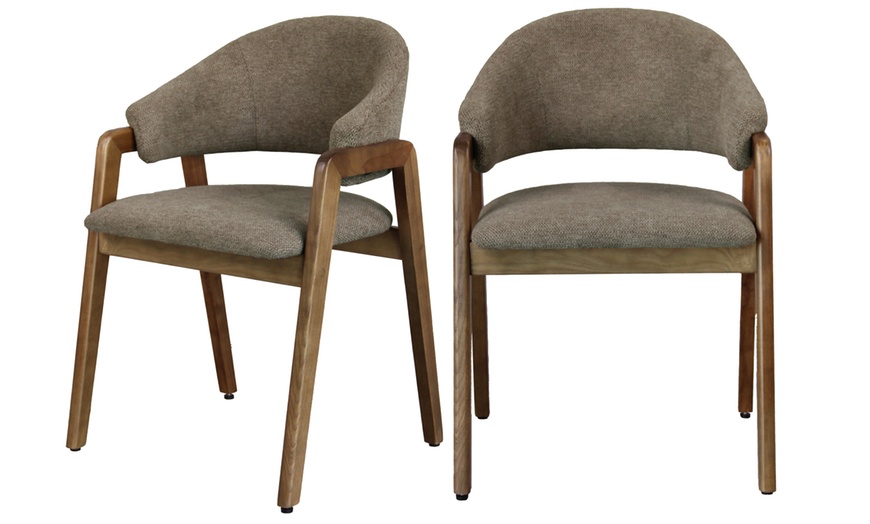 Image 24: Sillas de comedor tapizadas con patas de madera Woolden, de Doosense