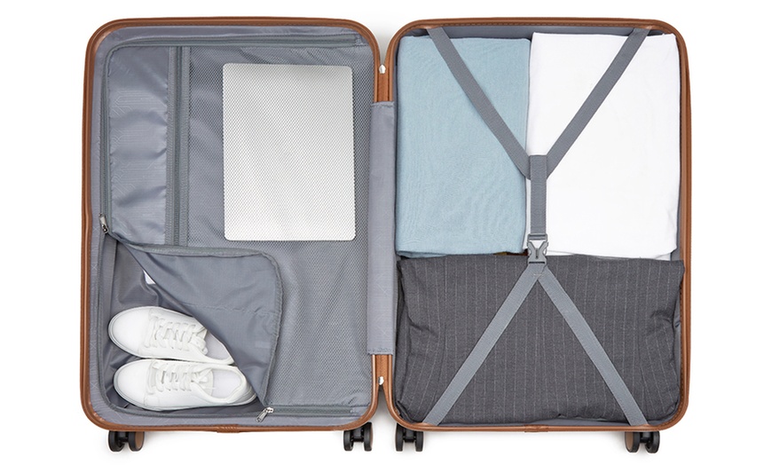 Image 8: Set de viaje azul marino con maleta rígida, bolsa de mano y neceser