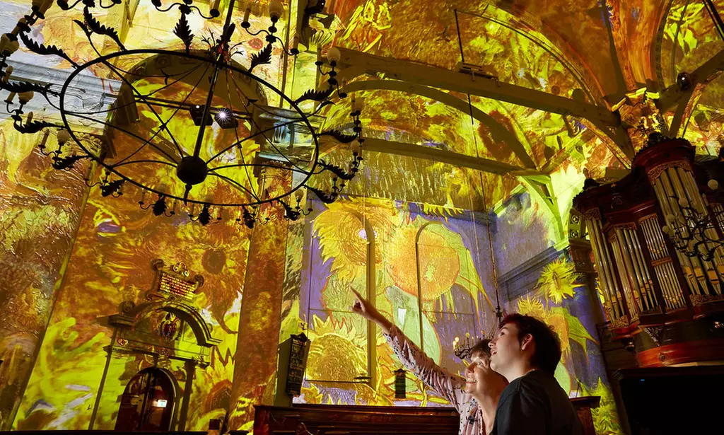 Licht en beeld brengen Van Gogh en Rembrandt samen in de Noorderkerk