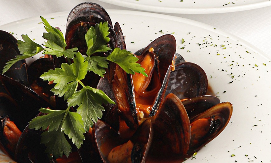 Image 18: Menú tradicional español con opción a botella de vino para 2 o 4