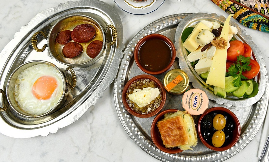 Image 2: Traditioneel Turks ontbijtbuffet vol kleine gerechten & onbeperkt thee