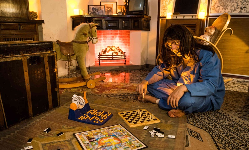Image 1: Escape room de terror suave para grupos de 5, 7 o 9 personas