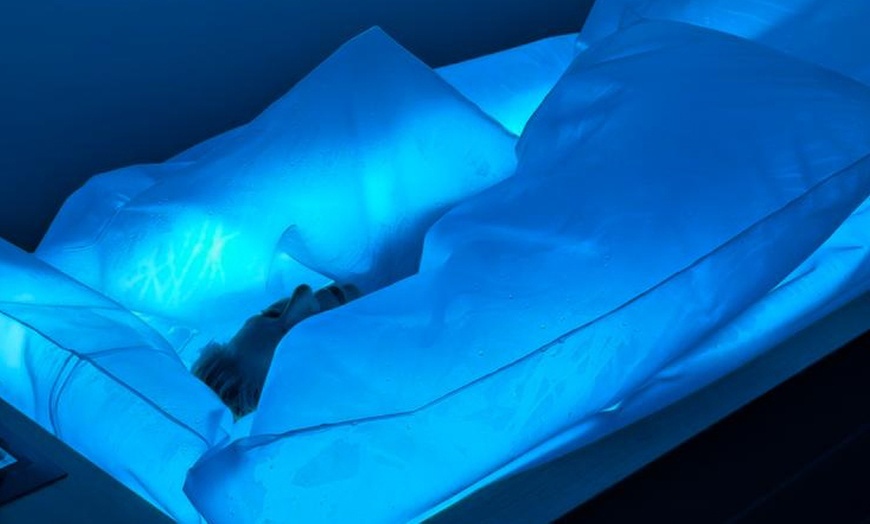 Image 2: 1 o 4 masajes personalizados o ritual con gravedad cero y haloterapia