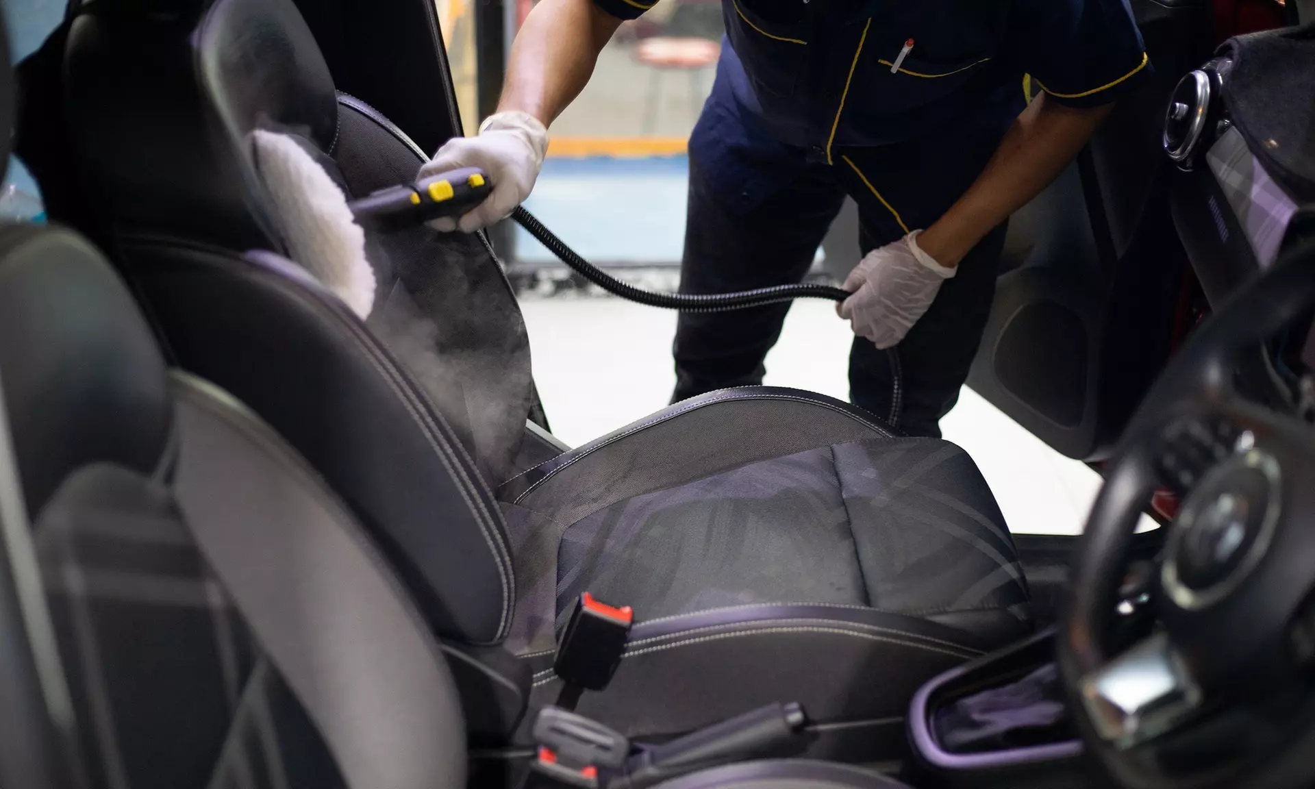 Deja tu coche impoluto por fuera y dentro: limpieza a elegir para 1