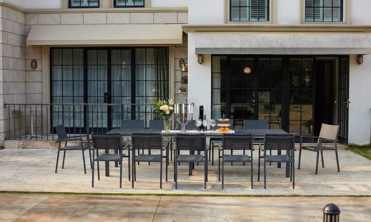 Console extensible "Lacos" de Kocoon en aluminium, chaises en option