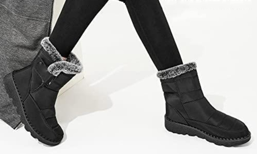 Image 4: Women's Fur Lined Hook and Loop Fastening Winter Snow Boots