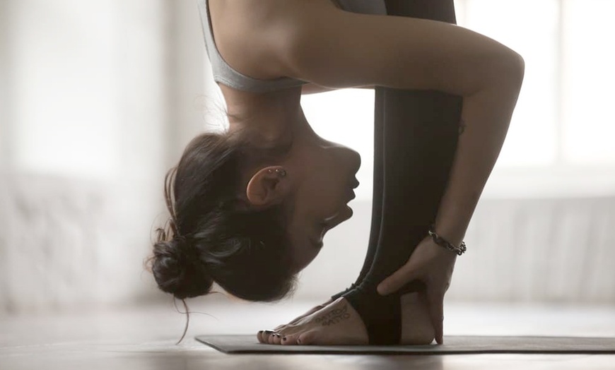 Image 2: Beweeg, adem en bloei met deze inspirerende yoga- en pilateslessen