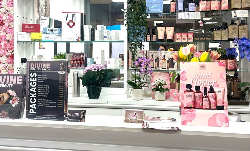 Image 3: Choice of Half Legs, Underarm, Brazilian, or Hollywood Waxing Session