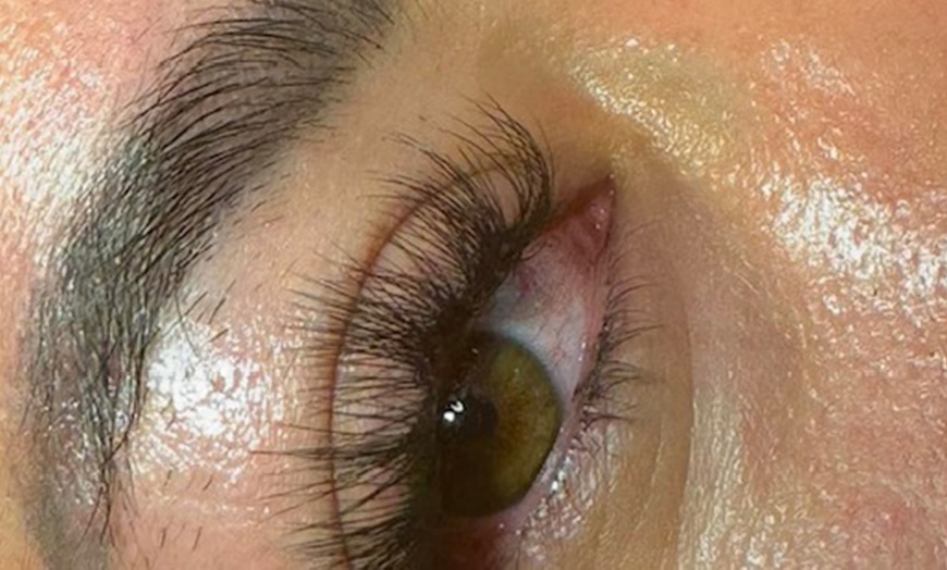 Image 1: Extensión de pestañas, diseño de cejas y masaje de contorno ocular