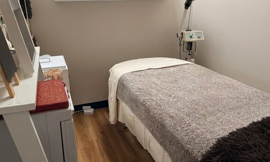 Image 2: 60-Min 1,3 or 5 Swedish Massage + Scalp Massage