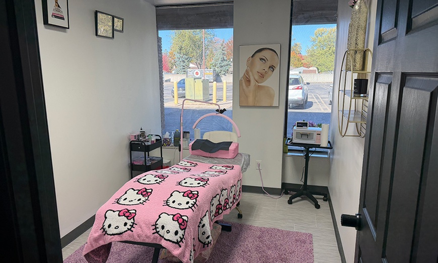 Image 6: Full Set of Classic / Hybrid or Wet Set / Volume Eyelash Extensions 