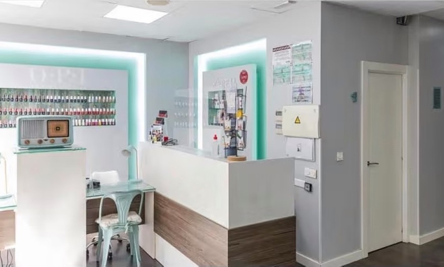 Image 3: Sesión de lifting y tinte de pestañas con diseño y depilación de cejas