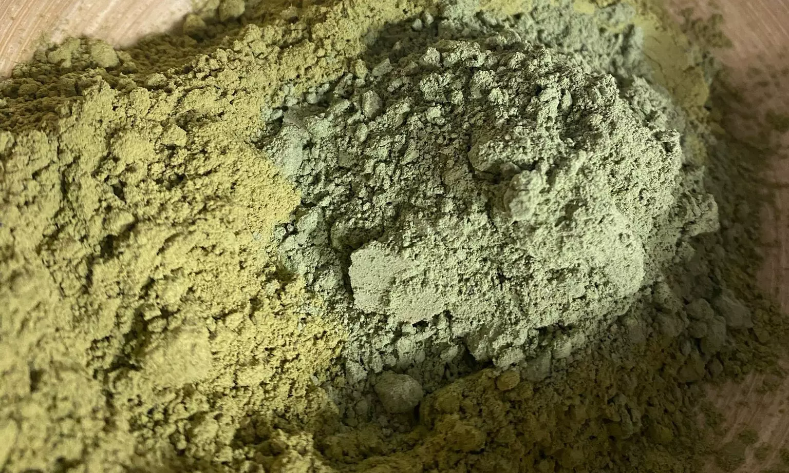 Sesión de peluquería con coloración con barros en raíz, lavado y corte