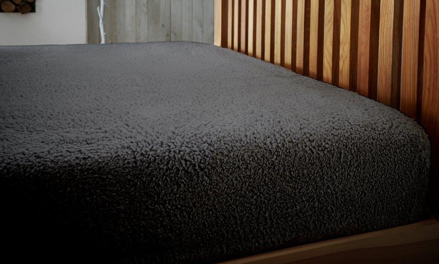 Image 5: Teddy Fleece Thermal Fitted Sheet
