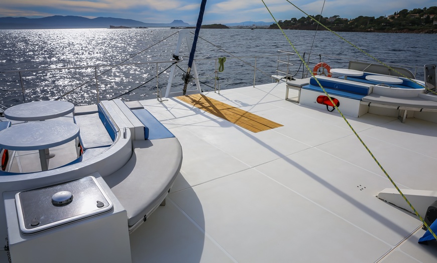 Image 10: Excursión de 2 horas en catamarán al atardecer con cena y copa de cava