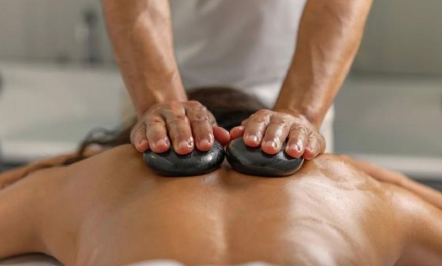 Image 1: Bis zu 42% Rabatt auf den Massage – Hot Stone bei Mariko-lashes Quickborn