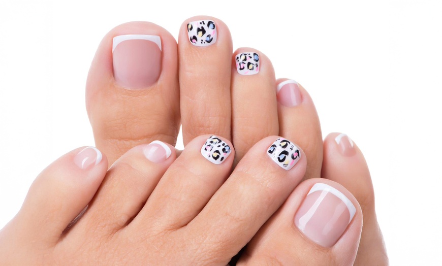 Image 9: Sesión de manicura y/o pedicura con esmaltado normal o semipermanente
