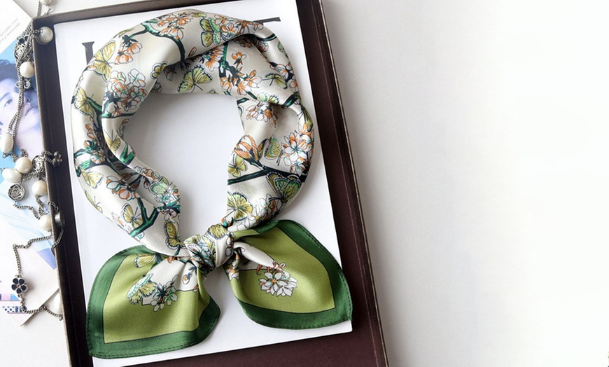 Image 4: Foulard en soie avec motif 