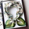 Image 4: Foulard en soie avec motif 