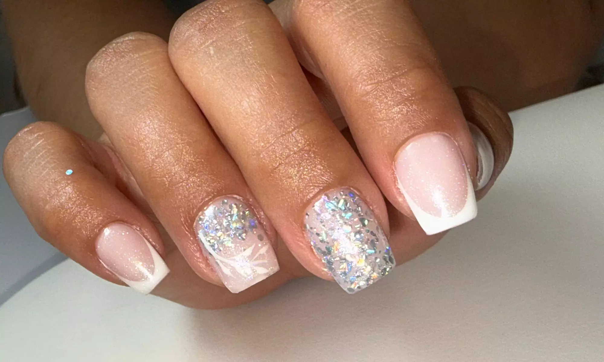 Manicura y/o pedicura con esmaltado semipermanente y diseño de 1 uña