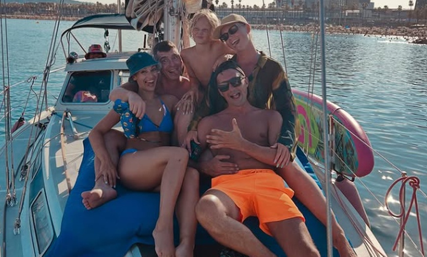 Image 1: Paseo en velero en grupo o privado con bebidas y picoteo para 1-4 pax.