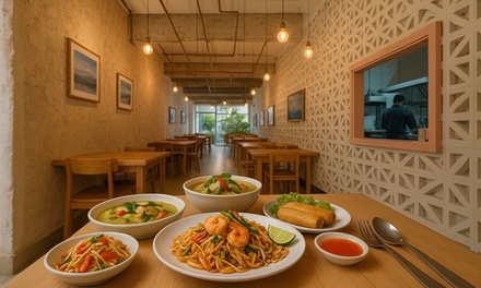 Para 2 personas: Menú tailandés con 2 entrantes, 2 principales, 2 postres y 2 bebidas - Restaurante Sabai