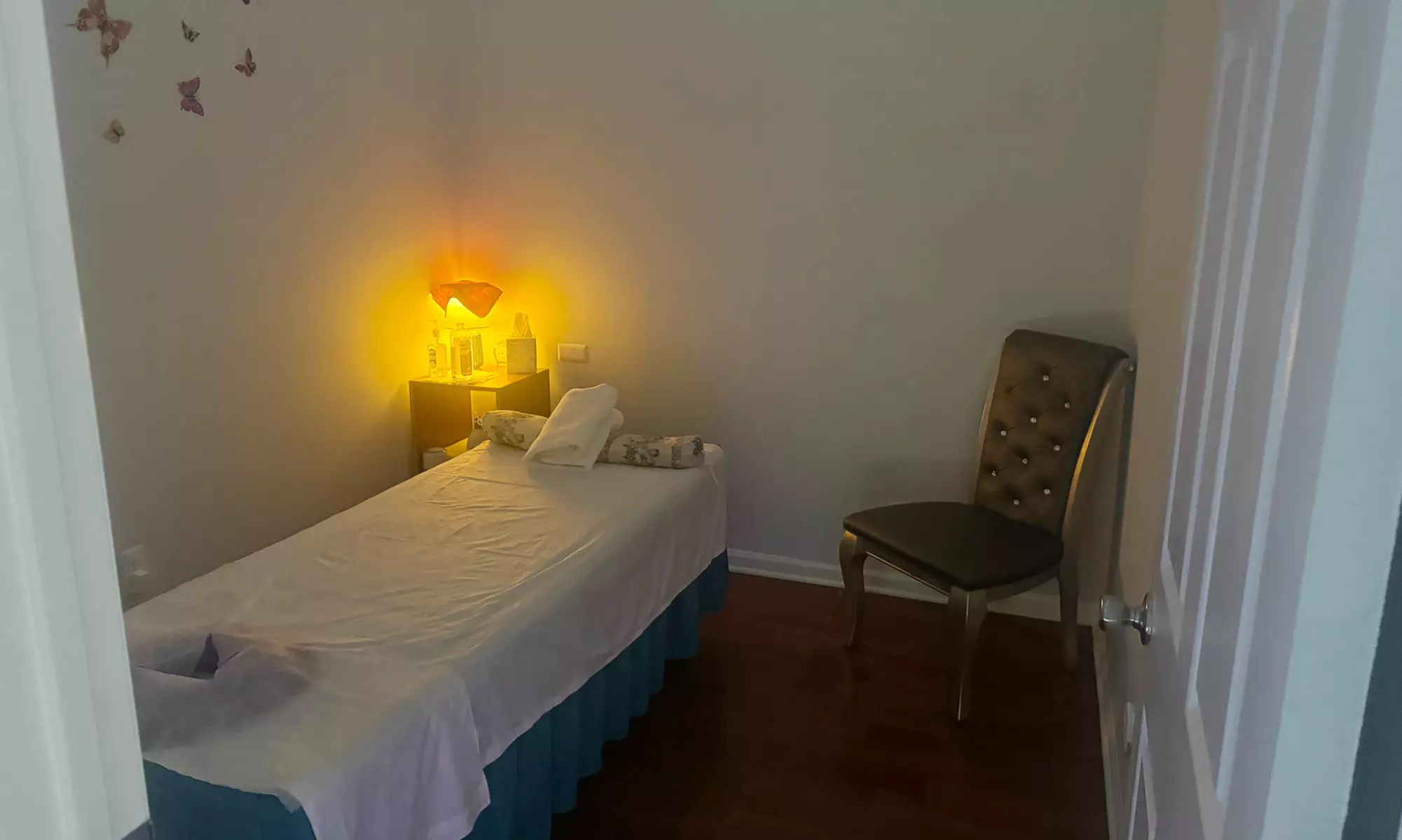 30/60-Min Swedish Hot Stone Massages – Couples, or Solo Sessions!