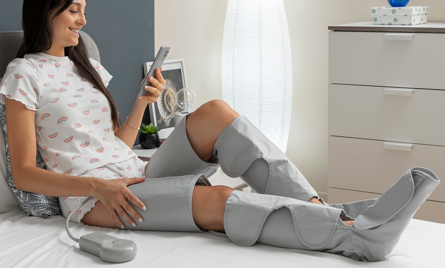 Image 5: Masajeador de piernas por compresión de aire ergonómico de InnovaGoods