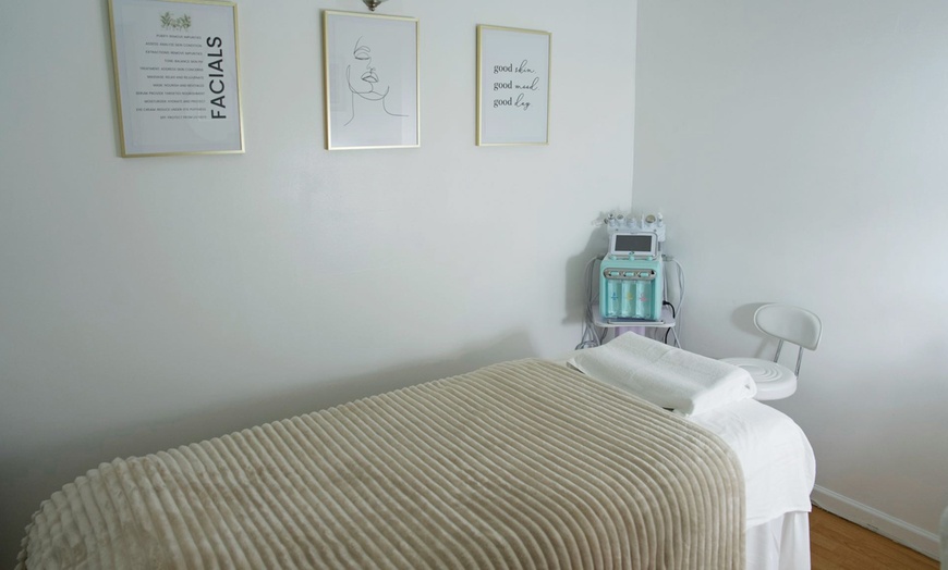 Image 3: 30-Min Full Body Massage w/Aromatherapy, Hot Stones, Hot Towel, & More