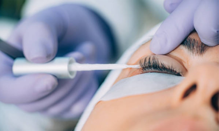 Image 6: Una mirada de impacto: lifting y tinte de pestañas