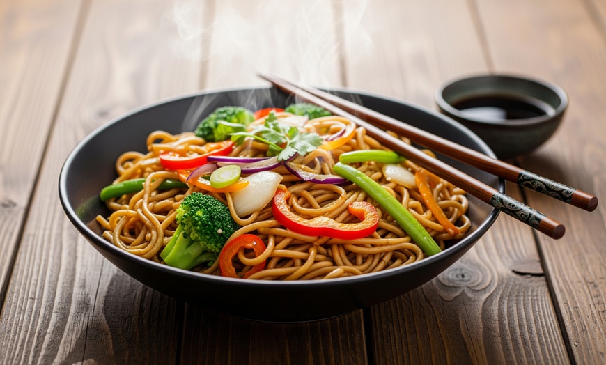 Image 2: Japanische Yaki Soba, Udon oder Poke Bowl mit Getränk für 2 - 4 Pers.