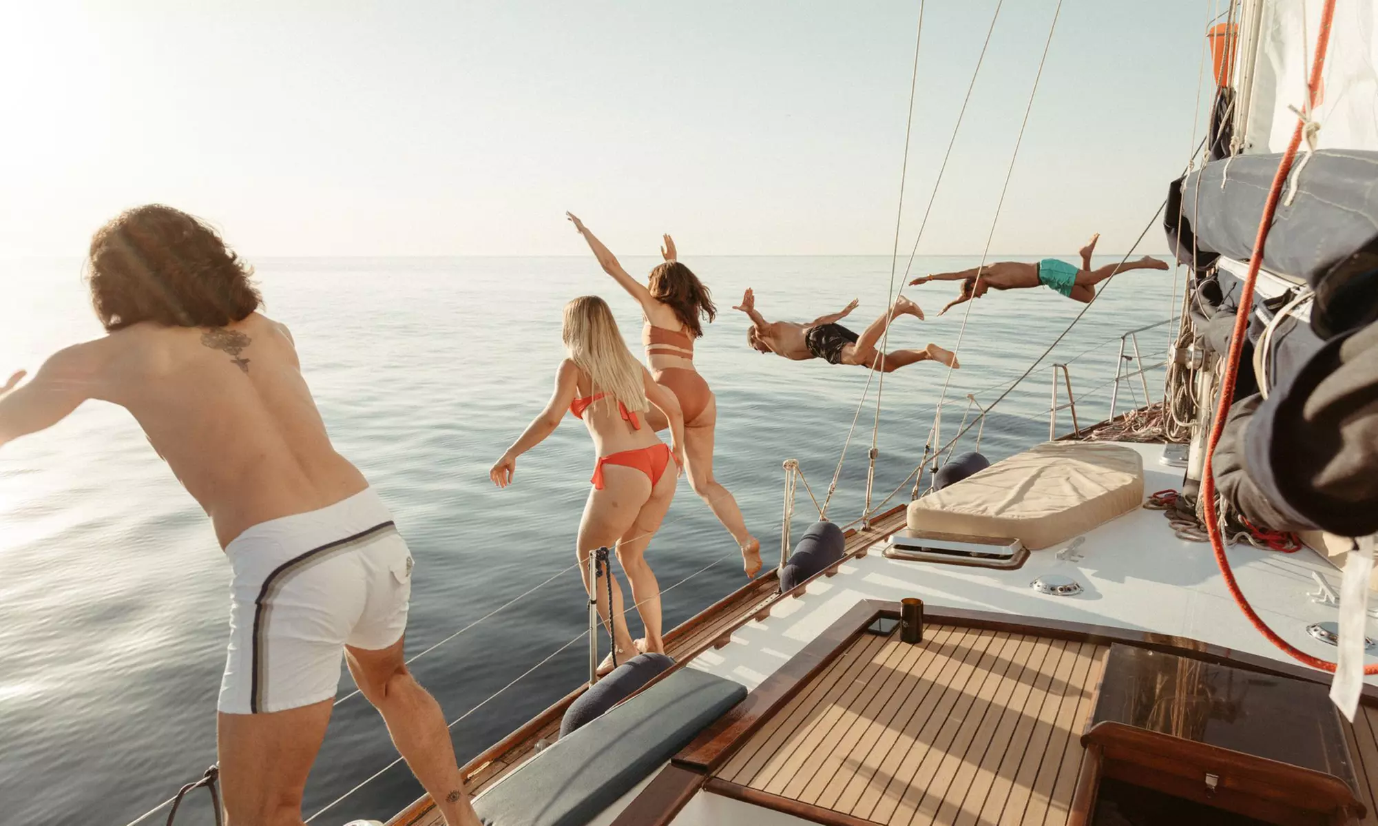 Paseo en barco con cava y picoteo para 2, 4, 6, 8 o 12 personas