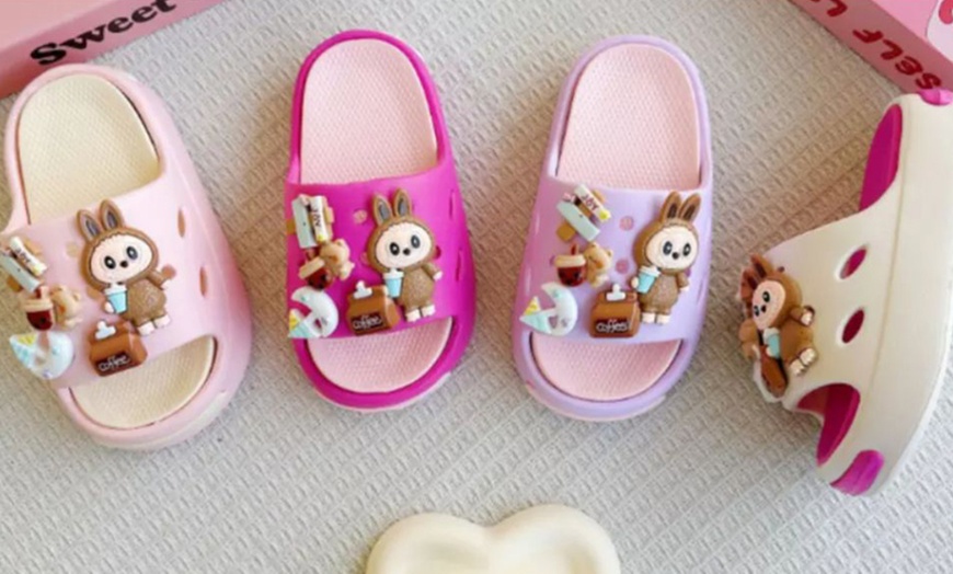 Image 11: 1 of 2 paar slippers met op Labubu geïnspireerd ontwerp