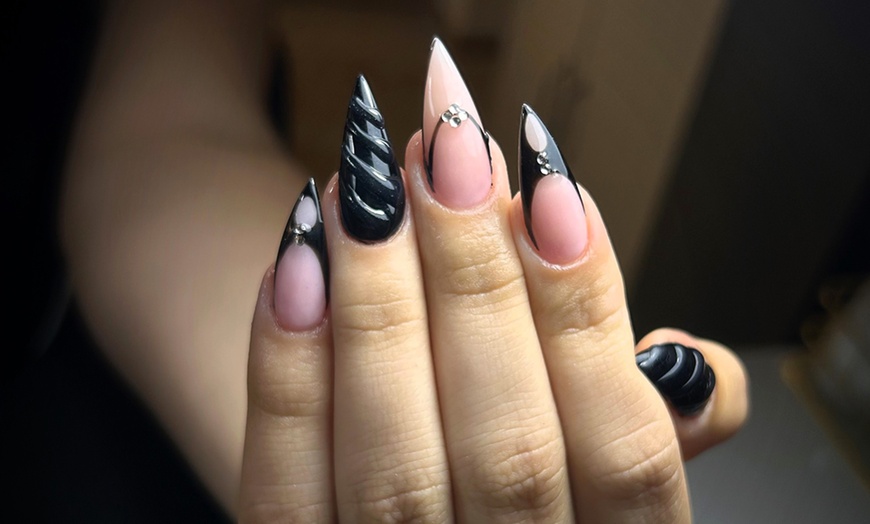 Image 4: Manicura, pedicura o uñas acrílicas con esmaltado monocolor a elegir