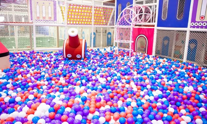 Image 7: Entrada general con acceso a 12 zonas de juego y Rincón de los Padres