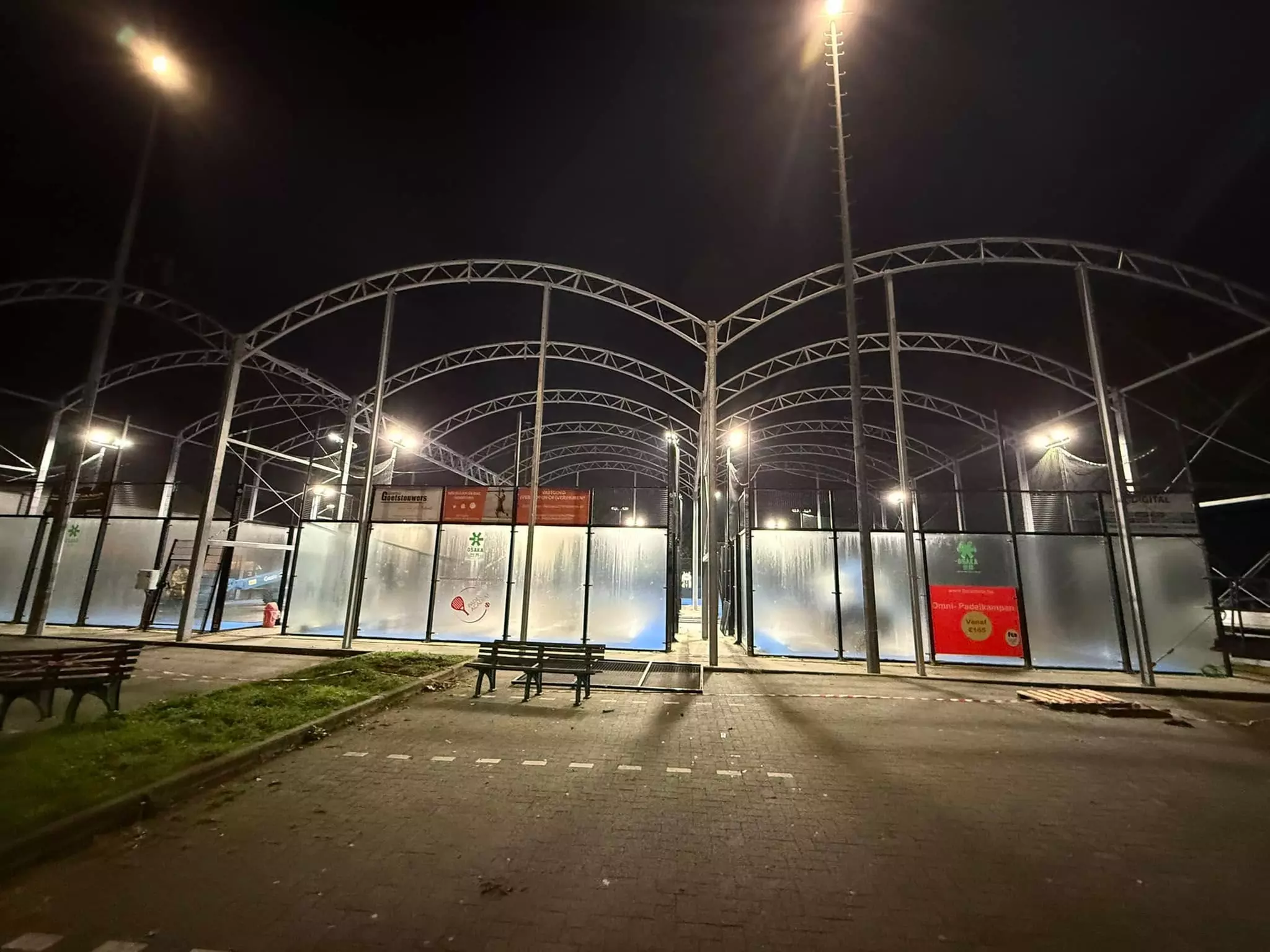 Padel: sportieve uitdaging met indoor en outdoor courts