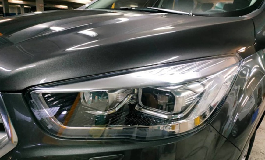 Image 3: Brillo y limpieza total con pulido de faros y ozonización