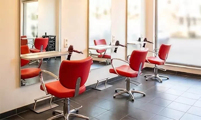 Peluquería con lavado, peinado, masaje craneal y opciones de color