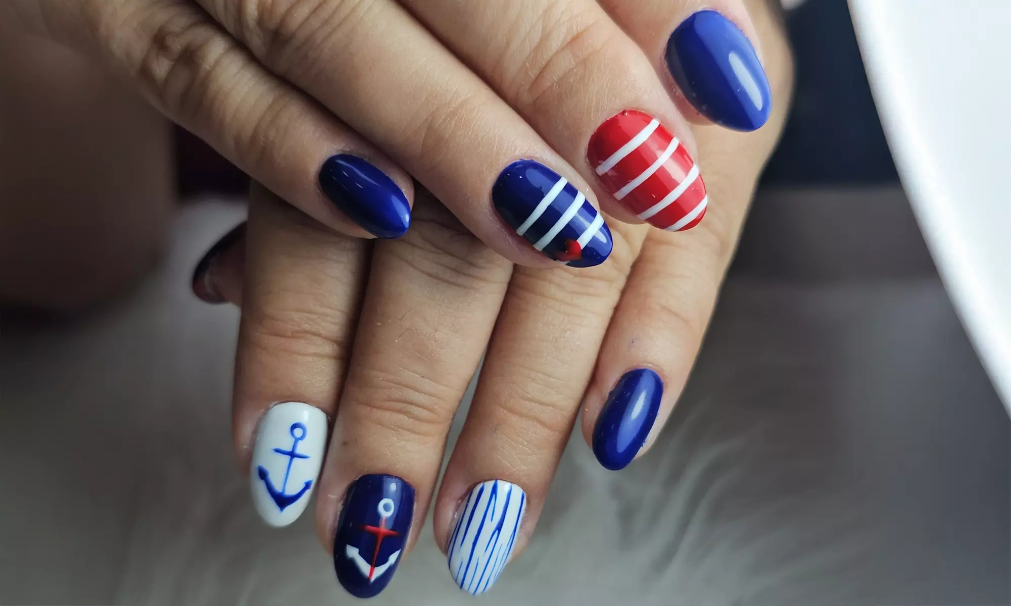 1 sesión de manicura y/o pedicura con esmaltado semipermanente