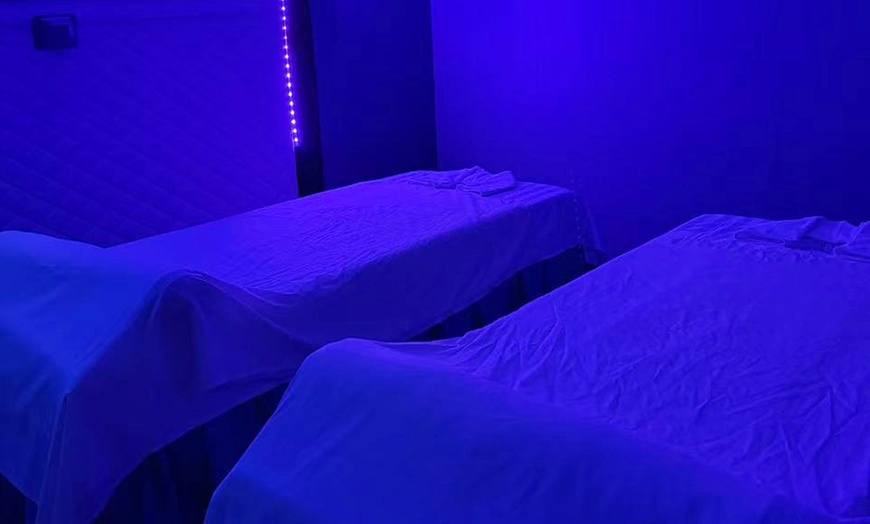Image 5: Solo or Couple Therapeutic Body Massage + Hot Stones & Essential Oils
