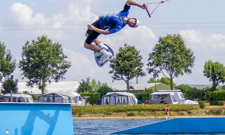 Image 9: Vlieg over het water: 2 uur waterskiën of wakeboarden