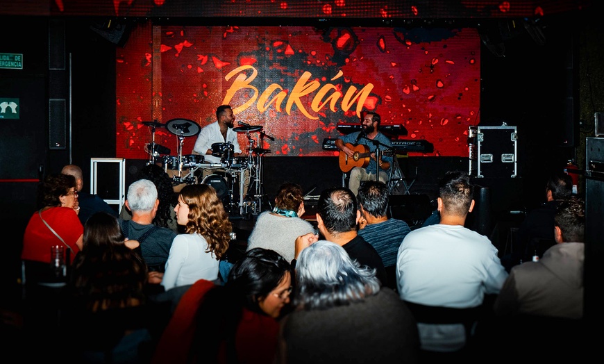 Image 9: Menú de picoteo con show de música en directo para 2 o 4 personas