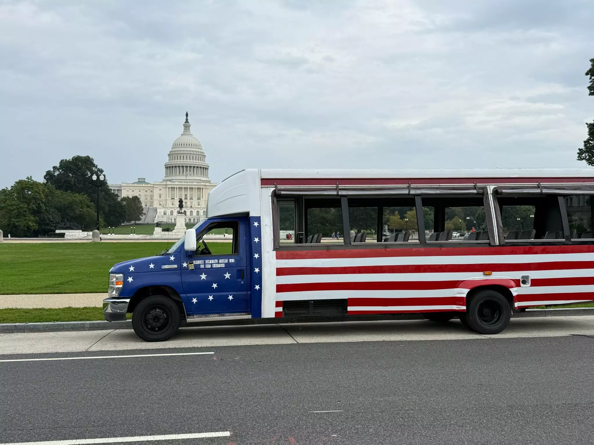 Luxury SemiPrivate Washington DC Guided Tour by E-Cart or Open Air Bus