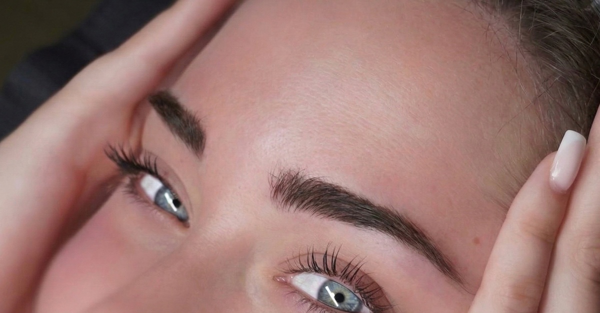 Sesión de micropigmentación de cejas en Valencia