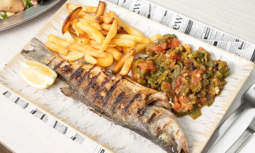 Image 2: Menú mediterráneo con entrante, principal, postre y bebida para 2 o 4