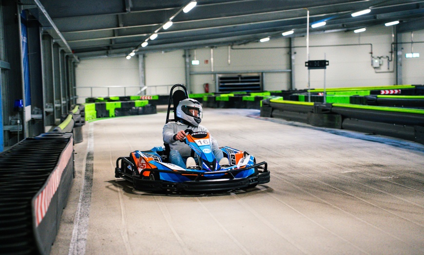 Image 3: 1 oder 2 E-Karting á 15 Min. inkl. Helm & Sturmhaube für 1 Person