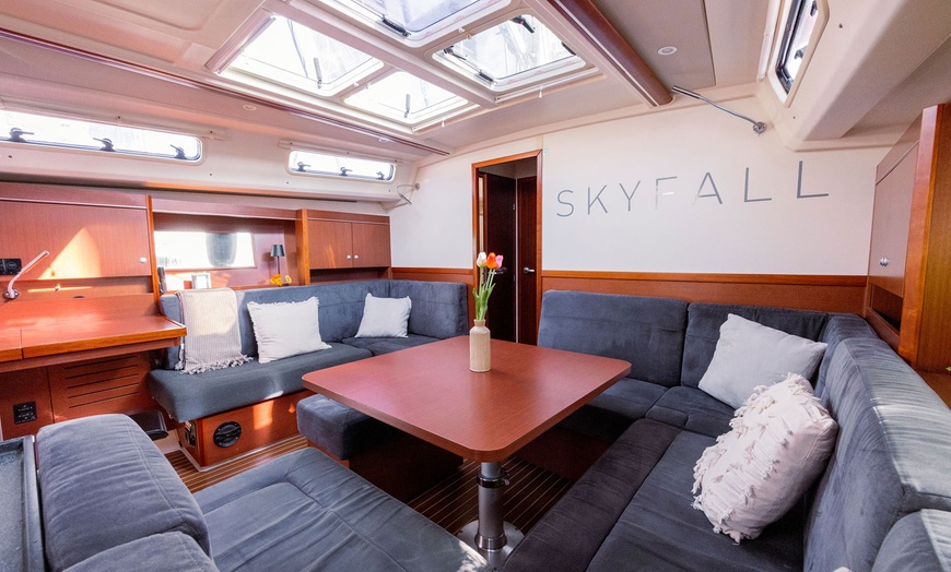 Image 14: Paseo de 2 horas en velero con bebida y picoteo para 1 o 2 personas