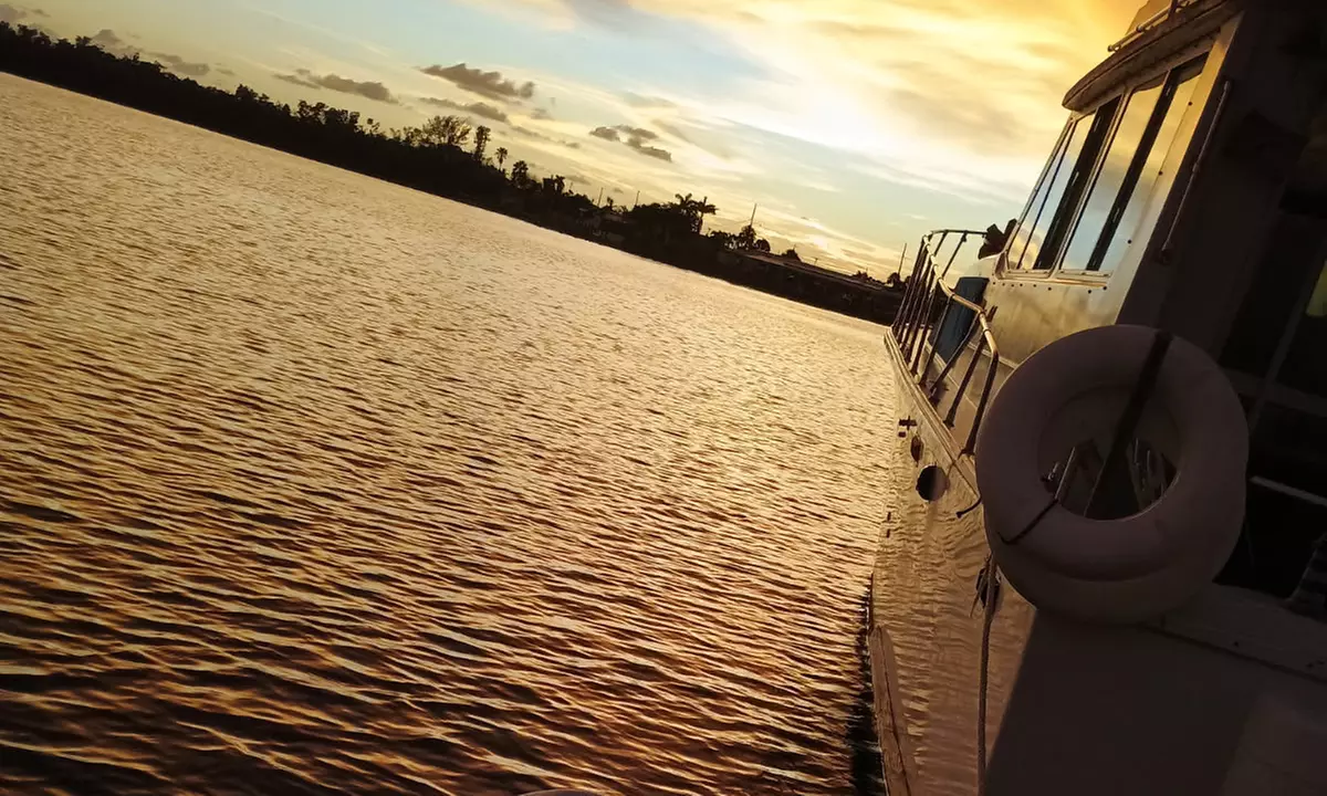 2-Hour Date Night At Sea With Wine & Hors d'oeuvres for 4 People Max