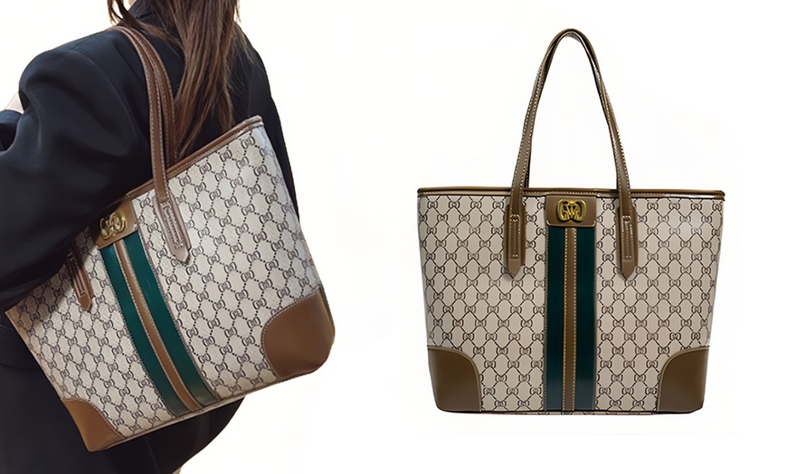 Image 4: Bolso tipo tote en color café con diseño estampado